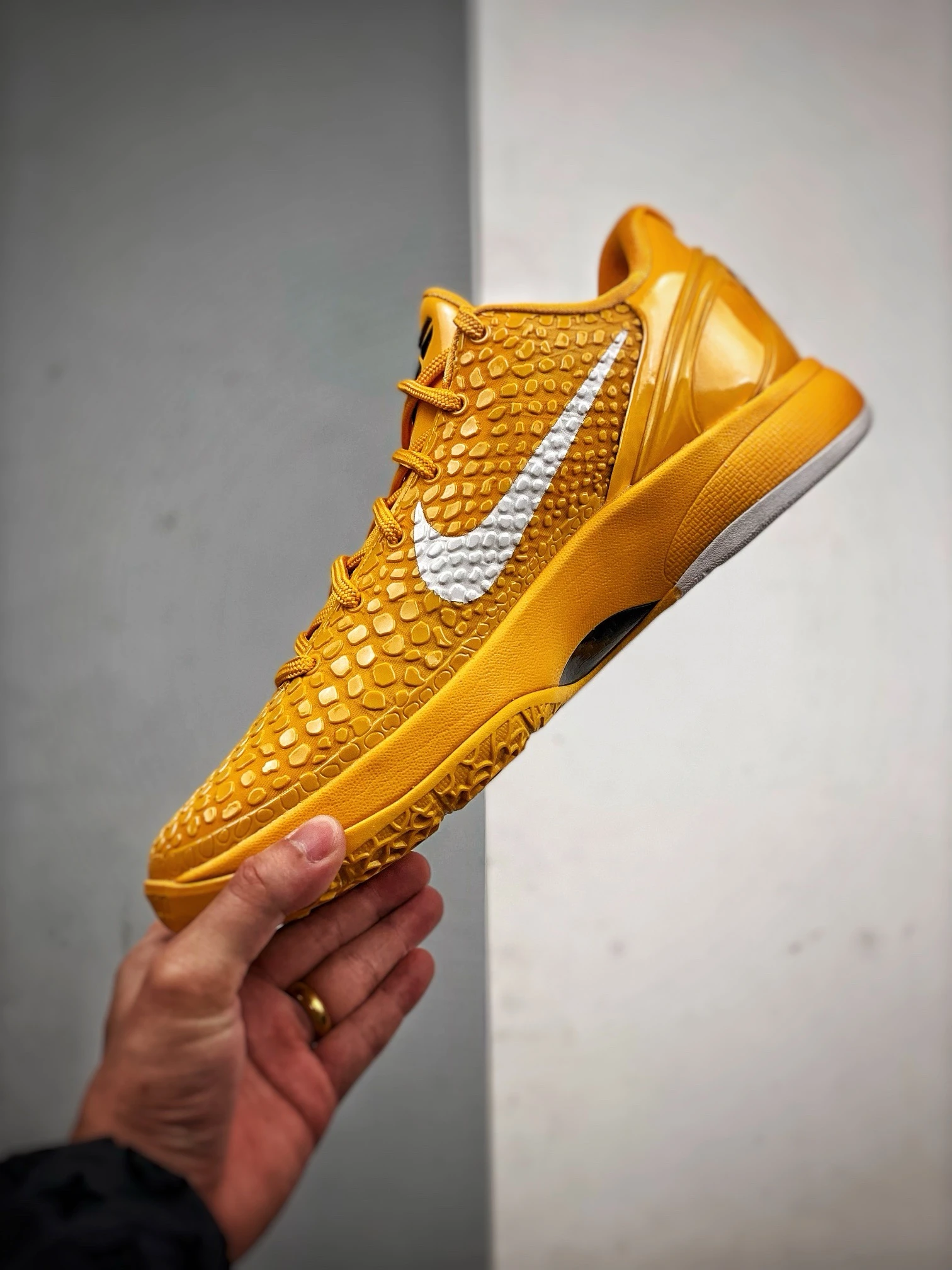 kobe 6 x off-white “university gold” replica