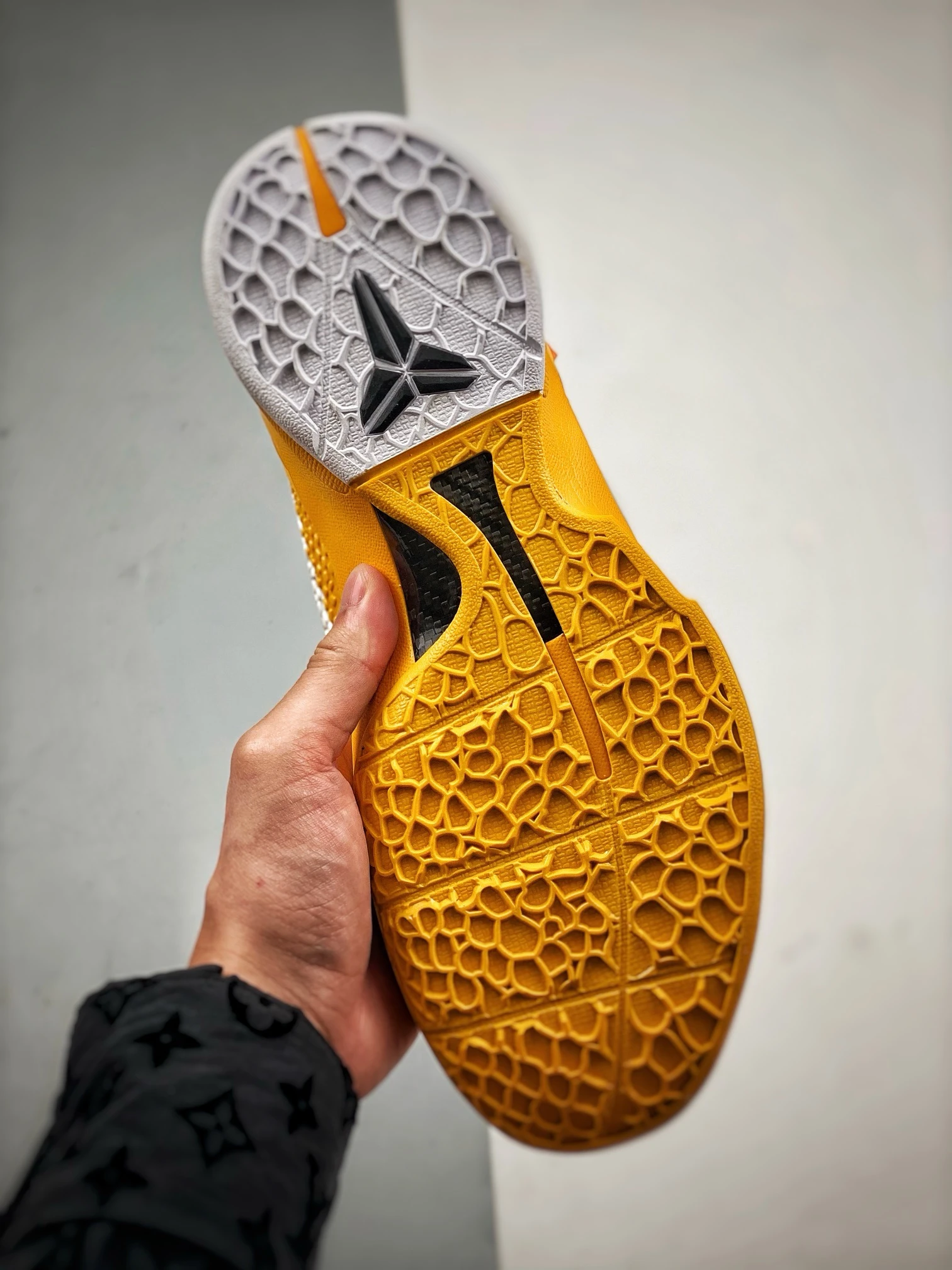 kobe 6 x off-white “university gold” replica