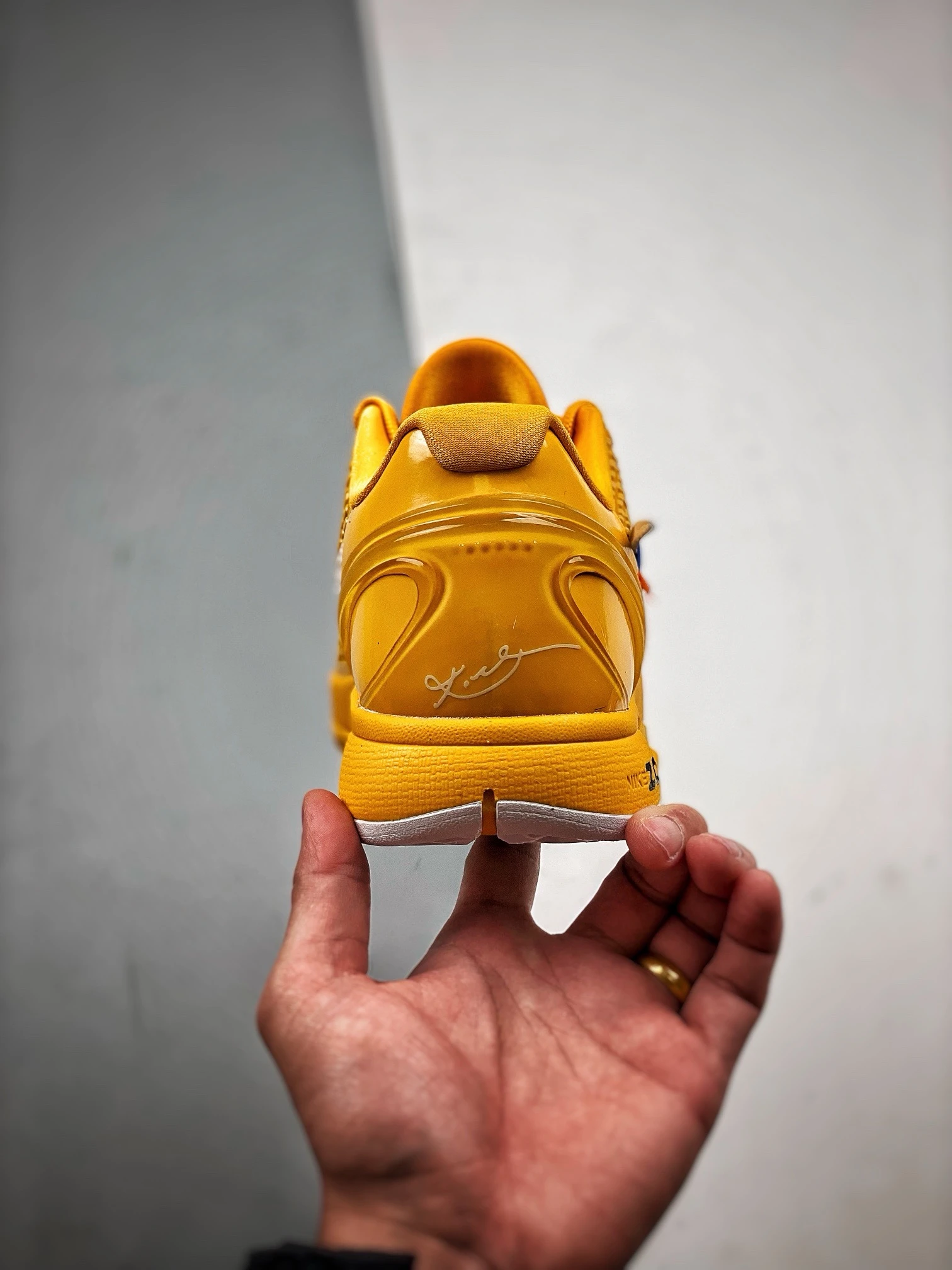 kobe 6 x off-white “university gold” replica
